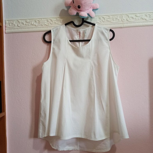 Women's white top s/m like new, 97% cotton