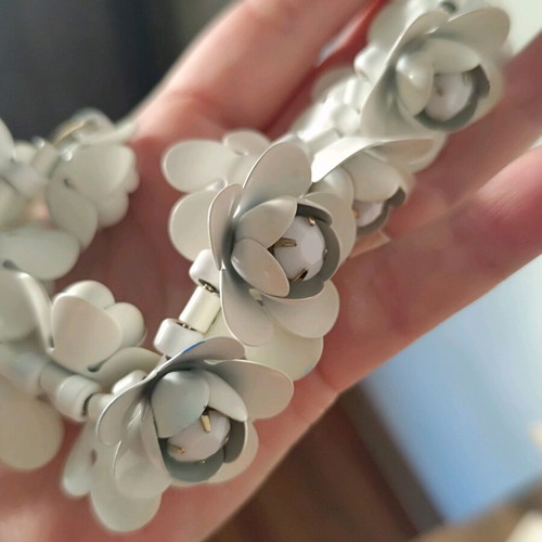 Romantic vintage Accesorize necklace like new with white metallic flowers