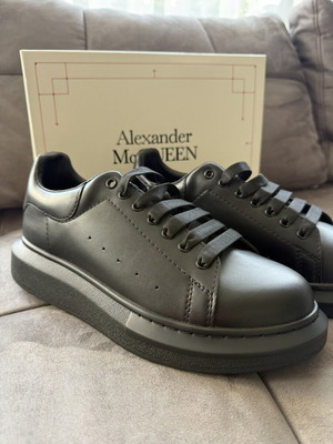 Alexander McQueen sneakers, μαύρα και λευκά