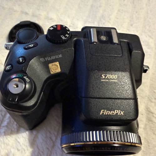 Fujifilm FinePix S7000 camera used, 6.3MP, 6x optical zoom, bridge type