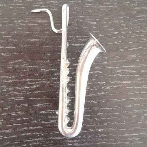 Saxophone-shaped silver pin like new