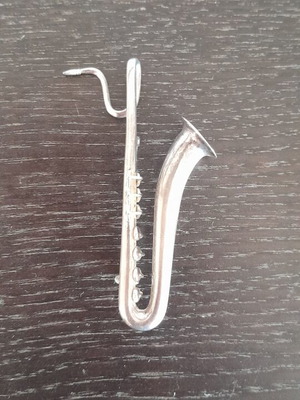 Saxophone-shaped silver pin like new