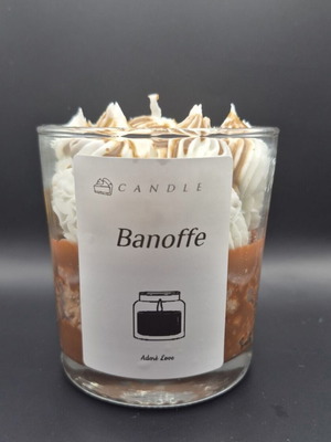 Scented candle with banoffee aroma