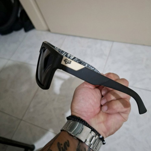 Sunglasses with polarized lens in like new condition, black
