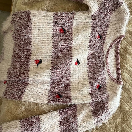 Fuzzy shirt with bird print like new, size M, white and red