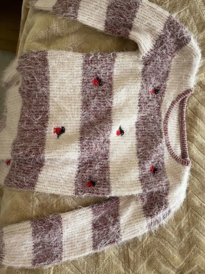 Fuzzy shirt with bird print like new, size M, white and red