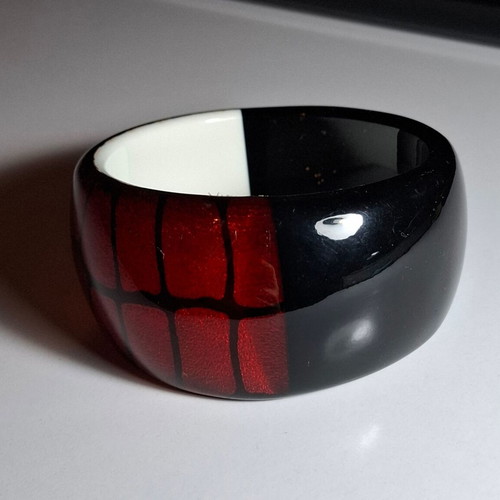 Wooden women's bracelet used with 3D red and black pattern