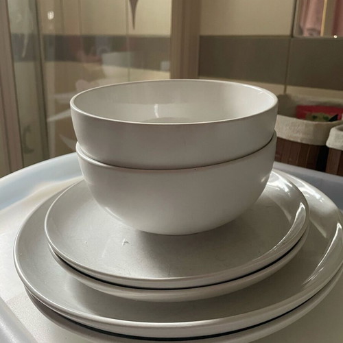 Dinnerware set used, 6 pieces including plates and cereal bowls