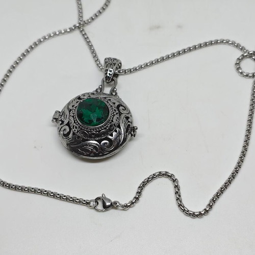 Locket pendant with green crystal vintage like new