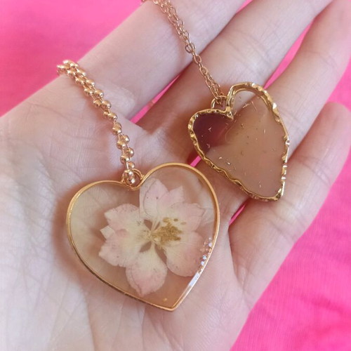 Set of 2 heart necklaces liquid glass like new, gold and beige