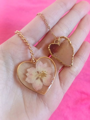 Set of 2 heart necklaces liquid glass like new, gold and beige