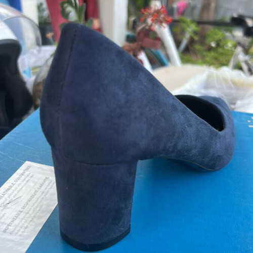 Diamantique Blue Suede Pumps like new, size 39, block heel