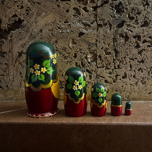 Matryoshka Fraoula like new, set of 5 with floral patterns