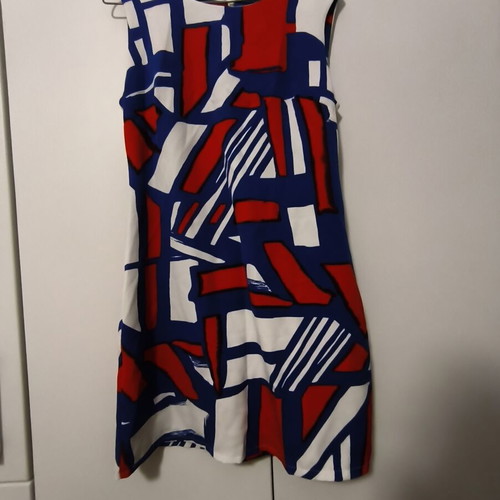 Short dress used with colorful pattern and inner zipper