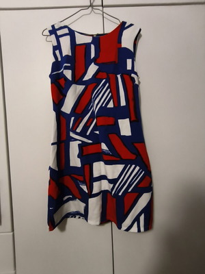 Short dress used with colorful pattern and inner zipper