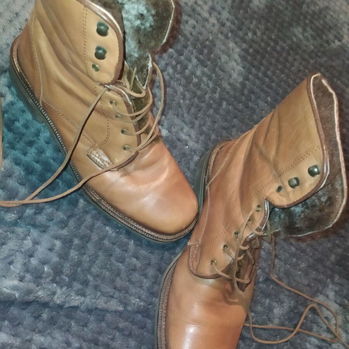 Leather brown boots like new with fur lining