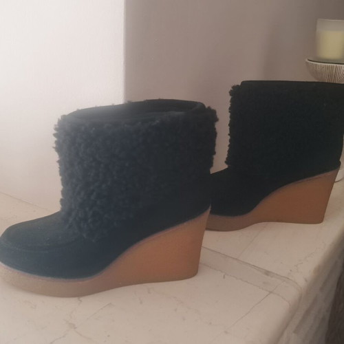 Ugg New Heights Cuff boots size 37 like new, black suede sheepskin
