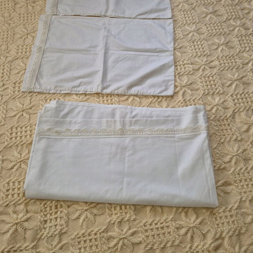 Bed sheet and 2 pillowcases white, like new, double bed size