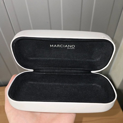 Guess Marciano hard case like new, white