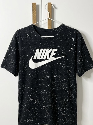Nike Sportswear T-shirt μέγεθος M μαύρο με πιτσιλιές σαν καινούργιο