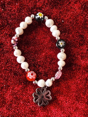 Elastic bracelet like new with mother-of-pearl and millefiori beads