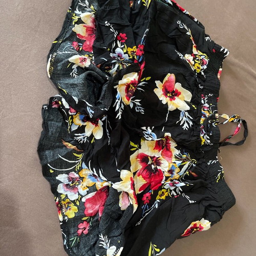 Women's floral fabric shorts airy and cool like new, size XL/XXL
