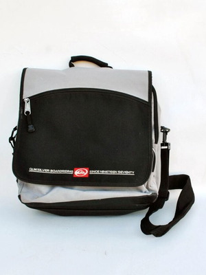Quiksilver messenger τσάντα ώμου μεταχειρισμένη, γκρι και μαύρη για laptop Y2K