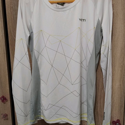 Yeti sports unisex shirt like new, size M, white