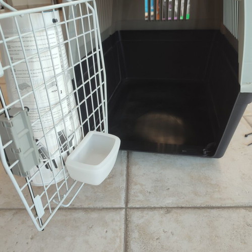 Atlas 40 Ferplast Pet Carrier new with safety lock and water bowl