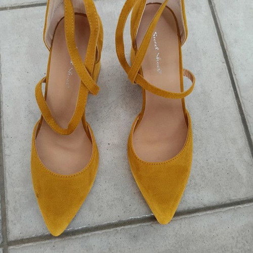 Yellow pumps new, 8 cm heel, size 39