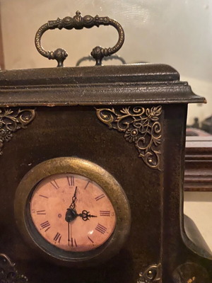 Table clock like new, analog