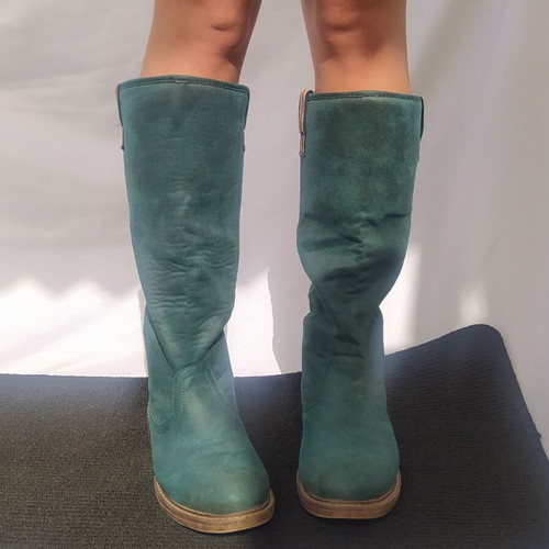 Green low boots with fur lining, size 39