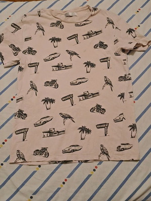 Unisex white Bershka T-Shirt with prints like new size M