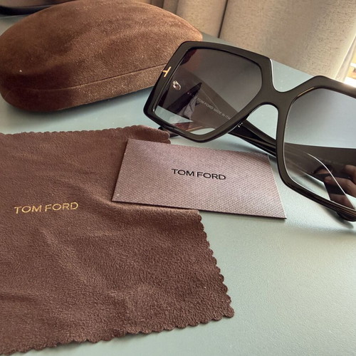 Tom Ford Quinn TF790 01B sunglasses like new, black glossy