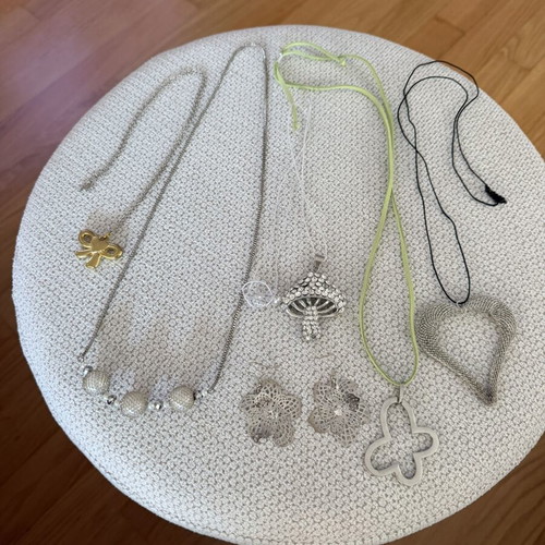 Necklaces and earrings set like new, multicolor, 5 necklaces and 1 pair of earrings