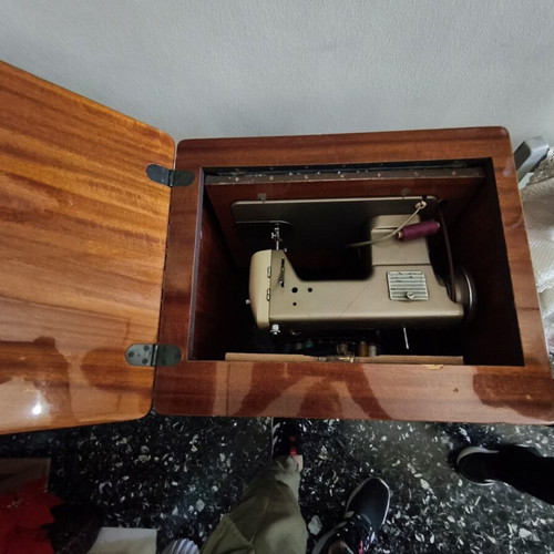 Dalia Sewing Machine made in Japan with cabinet like new