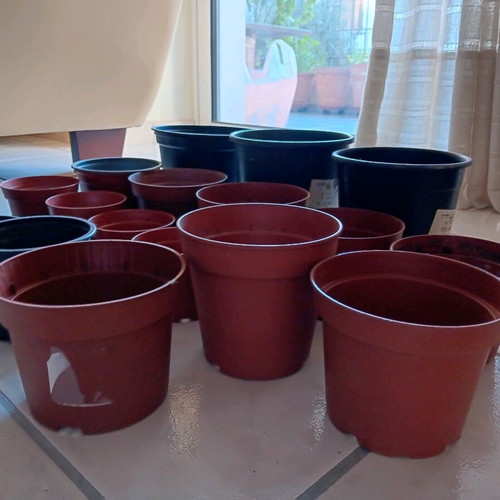 Plastic flower pots used, pack of 22, black and terracotta