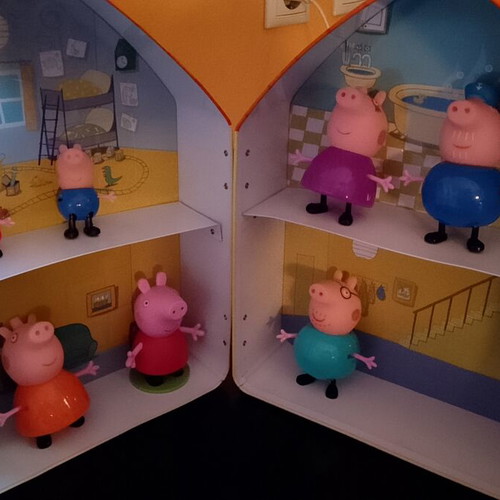 Peppa Pig metal playhouse suitcase with 8 character figures