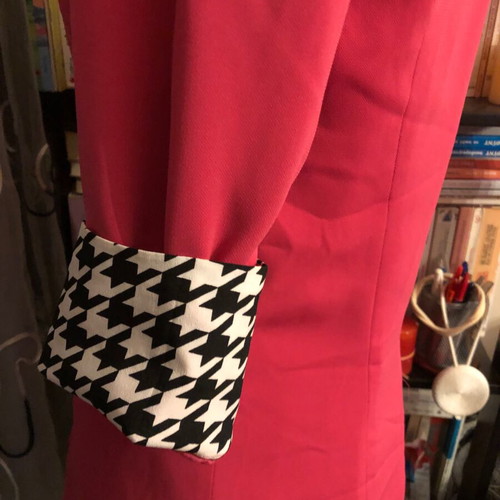 Women's fuchsia blazer like new with herringbone pattern and belt