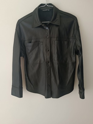 Stradivarius μαύρο πουκάμισο overshirt δερματίνη μέγεθος M σαν καινούργιο