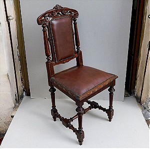 Καρέκλα δρύινη ξυλόγλυπτη, με δερμάτινη ταπετσαρία, περίπου 120 ετών.