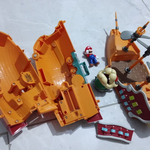Super Mario Deluxe Bowser's Airship Playset like new
