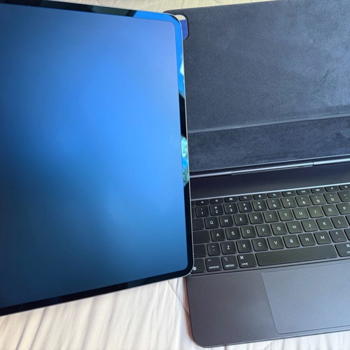 iPad Pro 2024 13 inch 1TB with Nano Texture Glass like new with Magic Keyboard