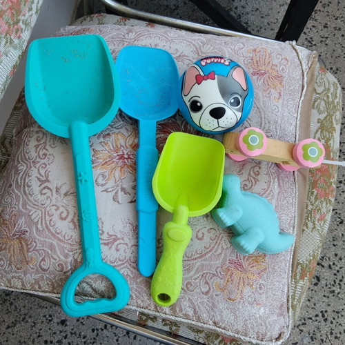 Set of 6 children's sand toys