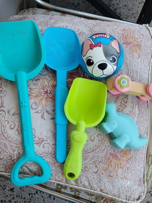 Set of 6 children's sand toys