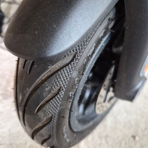 Electric scooter like new with 1 year warranty, original box and documents