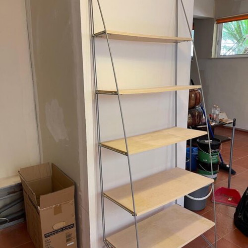 Wall-mounted bookshelf with five shelves