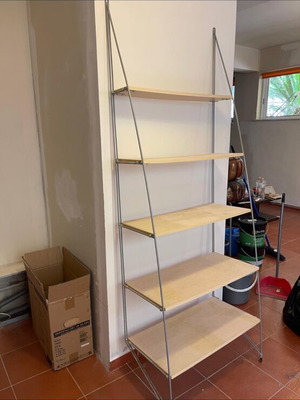 Wall-mounted bookshelf with five shelves