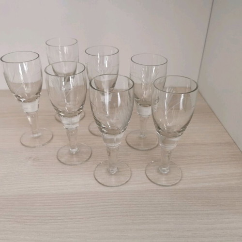 Liqueur/Cognac glasses like new, set of 7 with embossed design