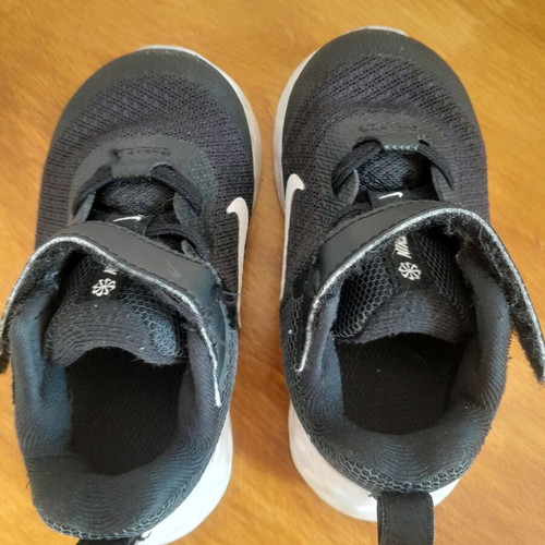 Nike kids shoes No.22 black like new